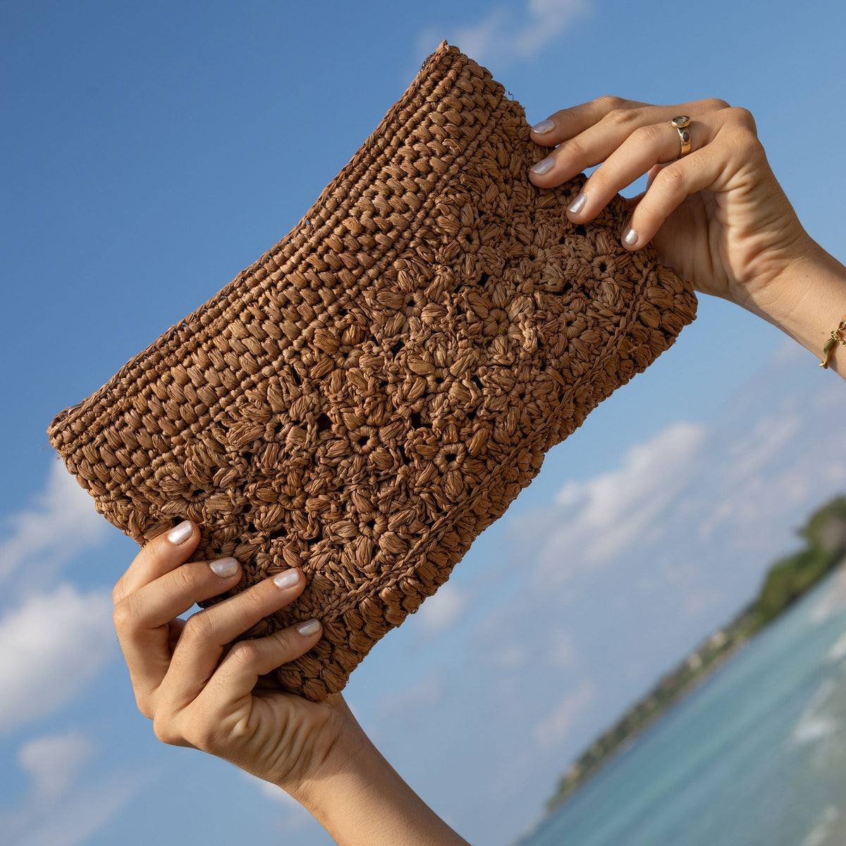 Flowery flat raffia zip pouch, handwoven in Madagascar