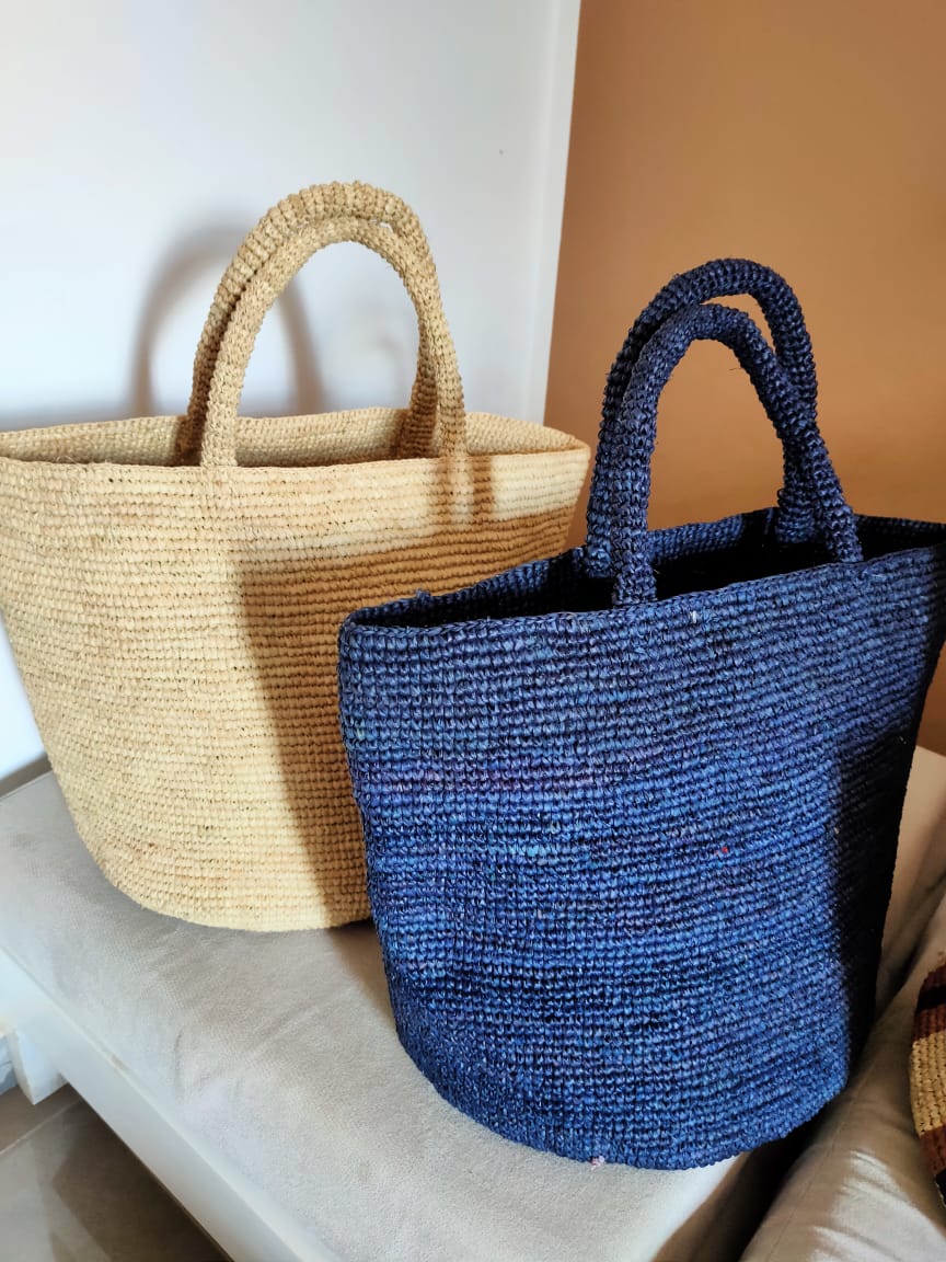 Caramel raffia beach tote bag in beige and blue, handwoven in Madagascar
