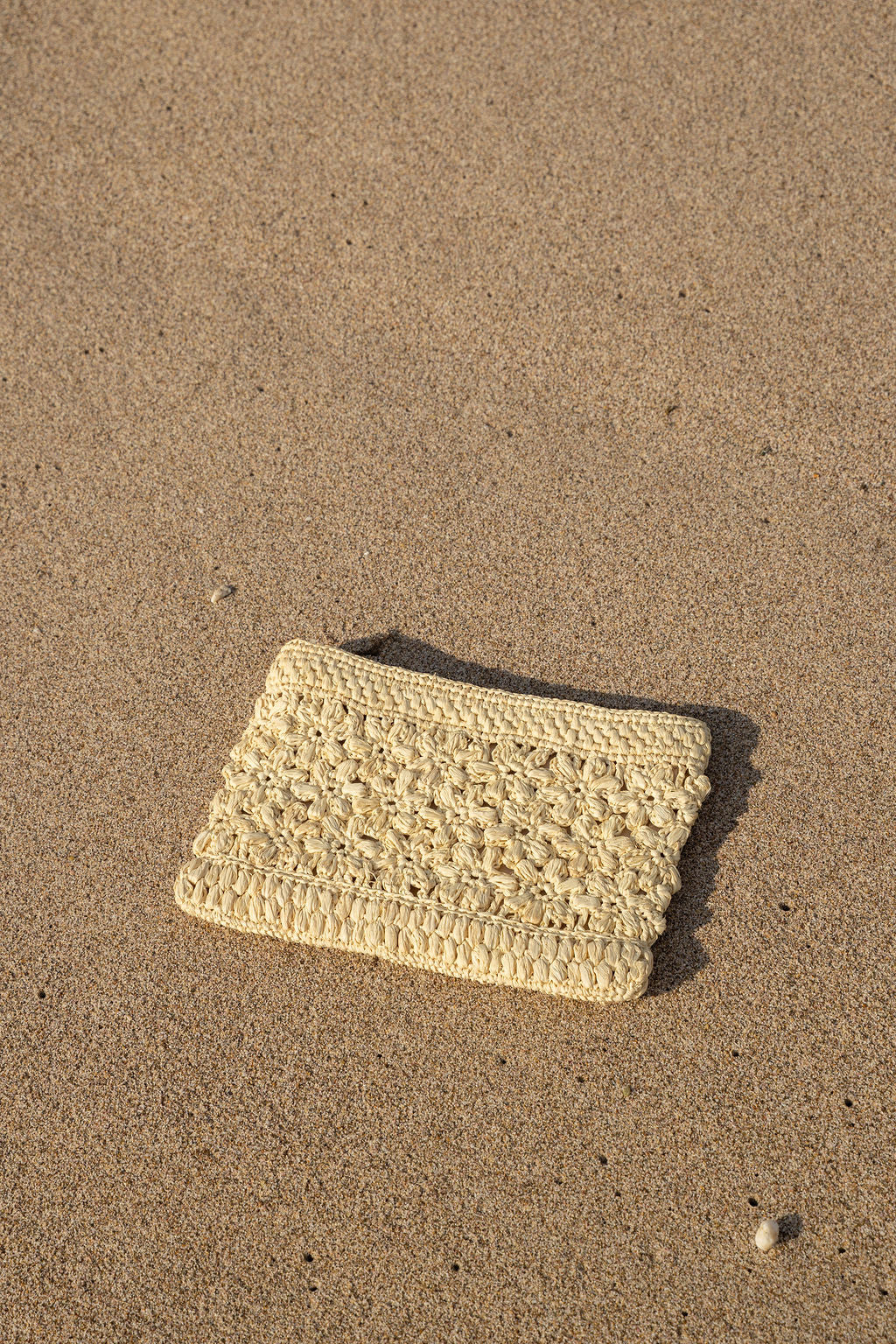 Flowery Flat Pouch - Beige raffia zip pouch with floral crochet band