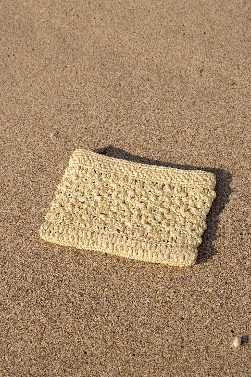 Flowery Flat Pouch - Beige raffia zip pouch with floral crochet band