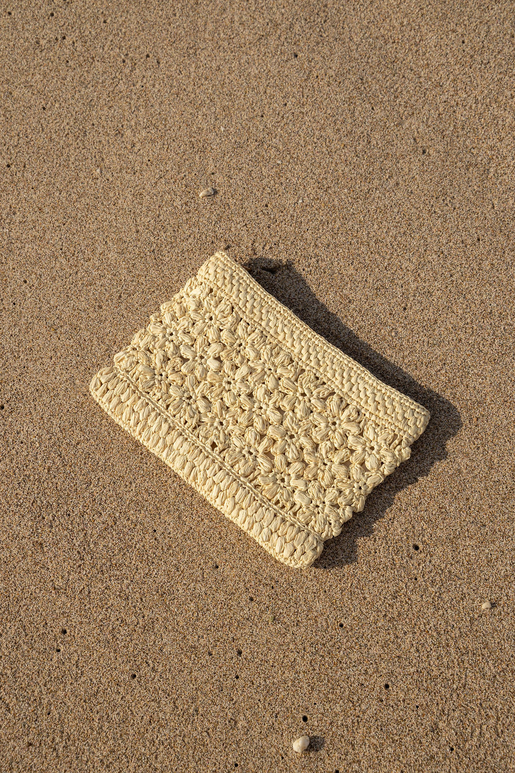 Flowery Flat Pouch - Beige raffia zip pouch with floral crochet band
