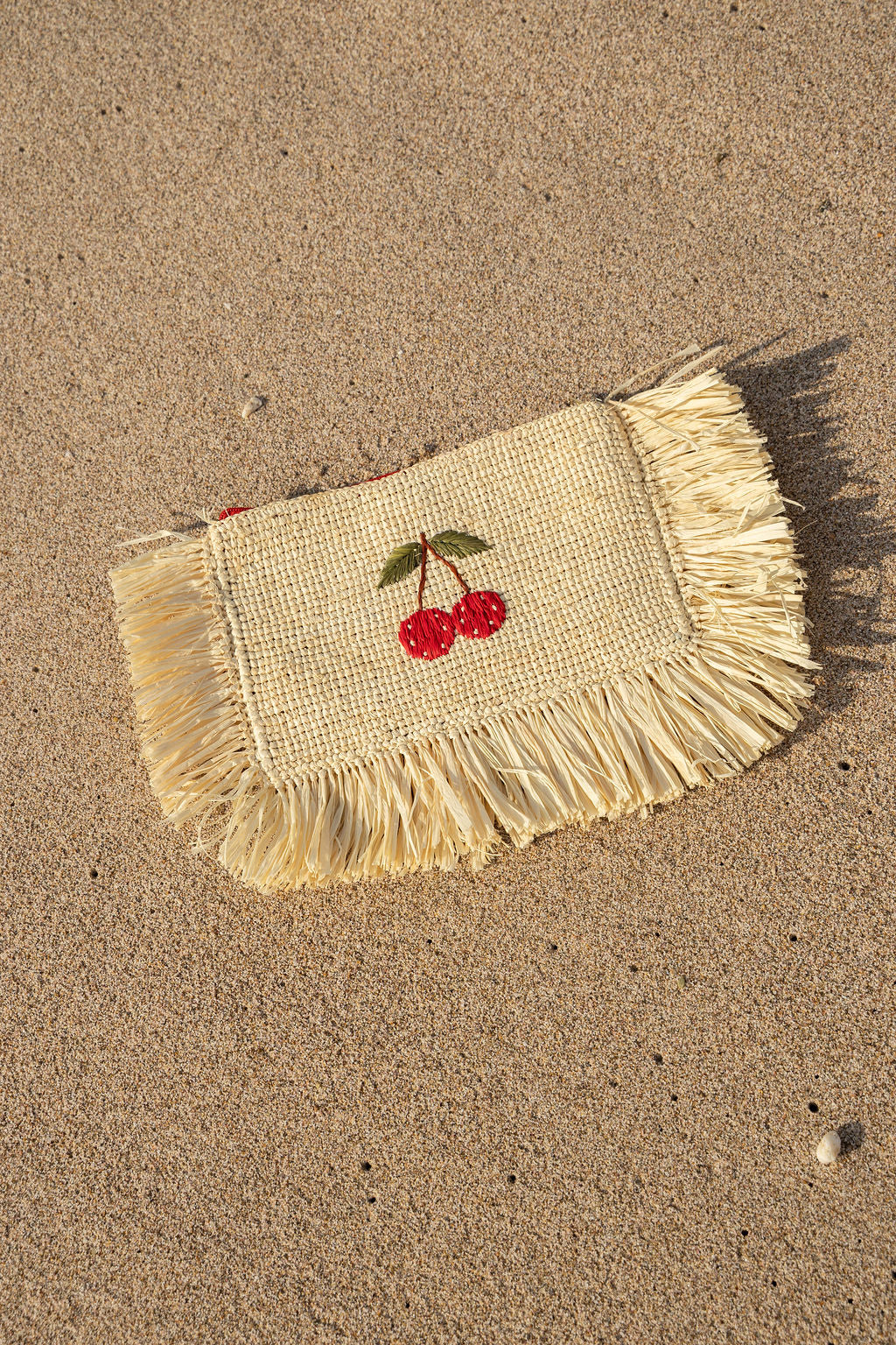 Flowery Flat Pouch - Beige raffia zip pouch with floral crochet band