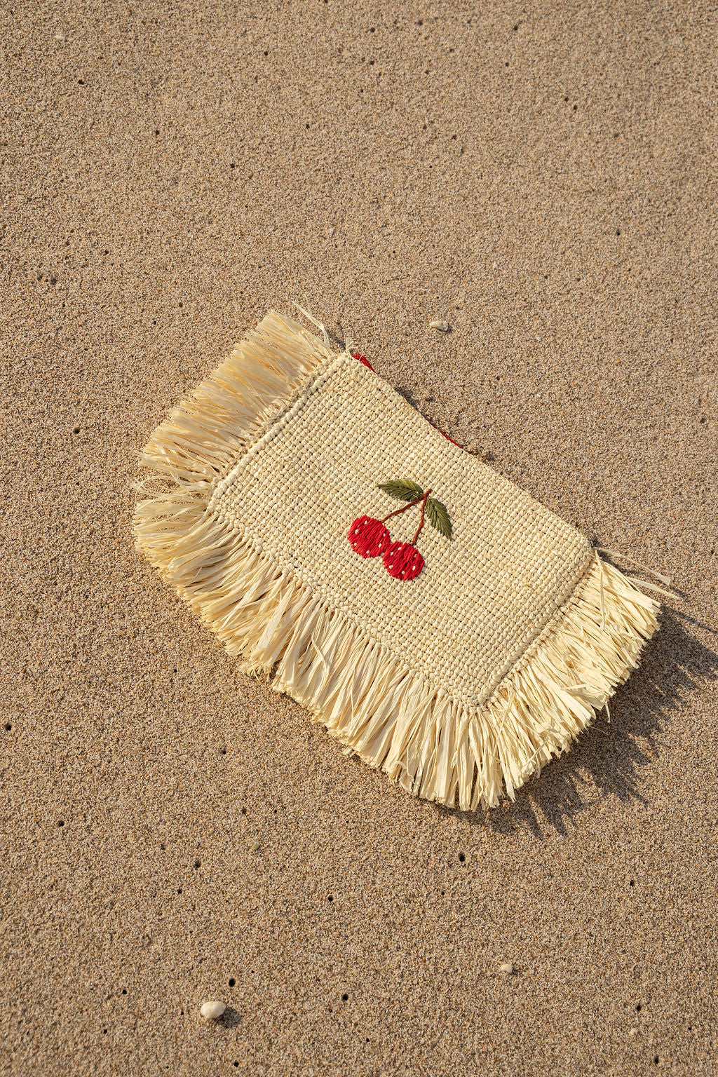 Flowery Flat Pouch - Beige raffia zip pouch with floral crochet band