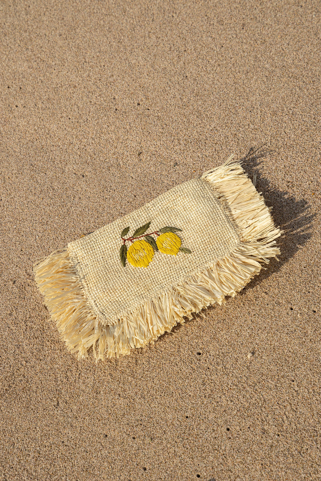Flowery Flat Pouch - Beige raffia zip pouch with floral crochet band